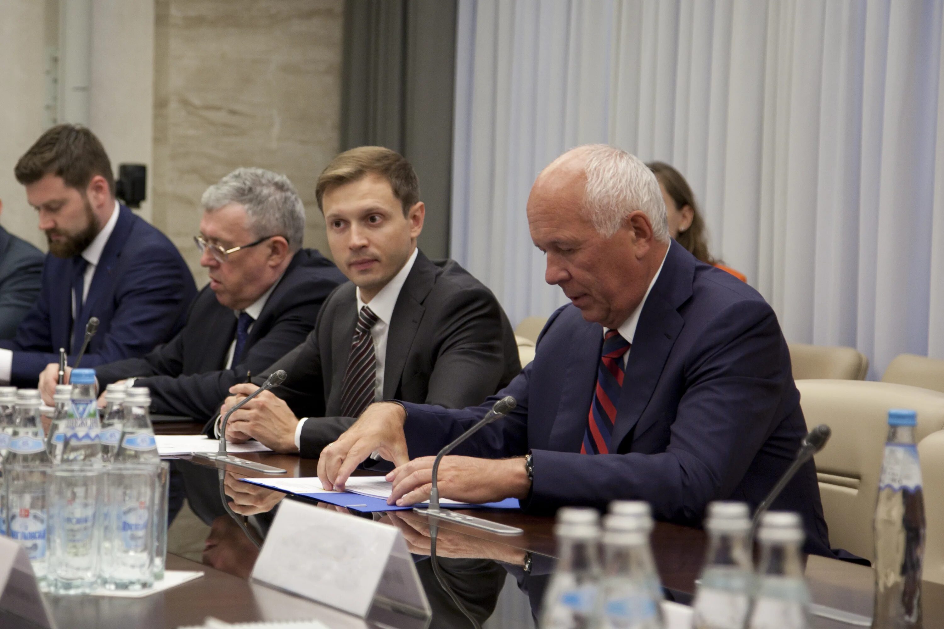 Экс-полпред Холманских завтра выходит на новую работу - URA.RU