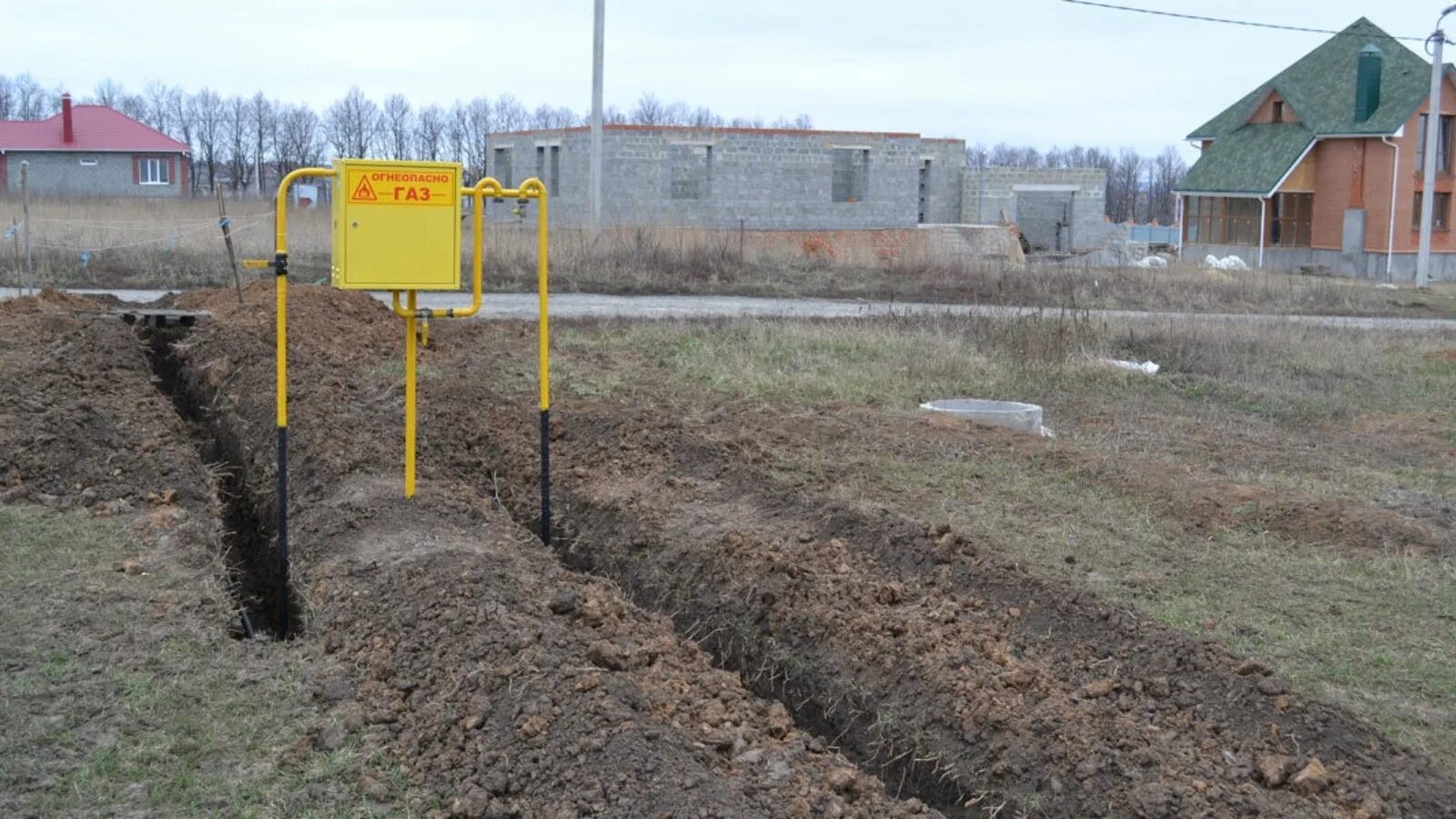 Купить участок газом московская. Газовая труба на участке. Газификация домов. Земельный участок с газовой трубой. Газопровод на участке.