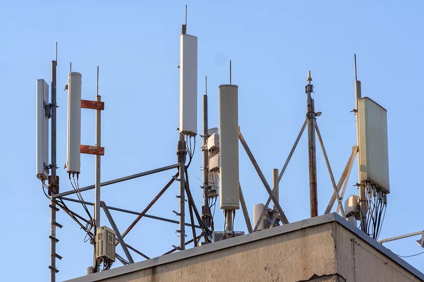 Купить базовую станцию. Антенны сотовой связи 5g на крыше жилых домов. RFS-65 антенна сотовой связи. Панельная антенна для сотовой связи Kathrein 742270. Блок Базовая станция сотовой связи.