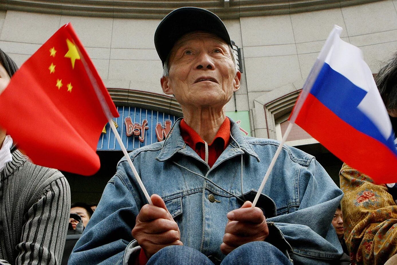 Русский с китайцем братья навек. Русский и китаец спорят на трубе. Советско-китайские плакаты ссср. Китайцы спорят. Китайцы.