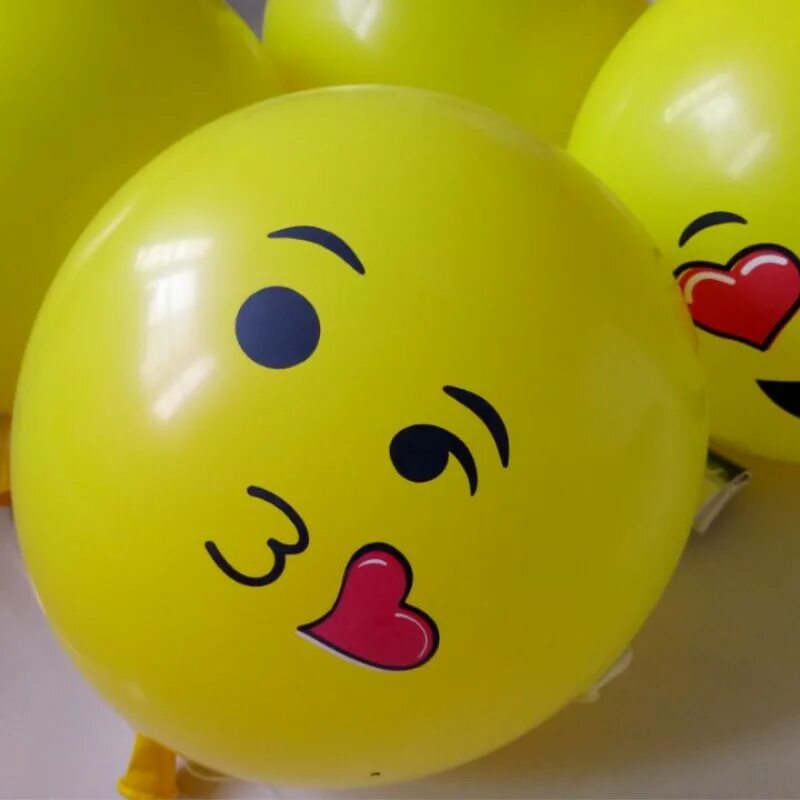 желтый шарик в небе. воздушный шарик с рожицей. желтый шар. воздушный шар на веревочке. два воздушных шарика.