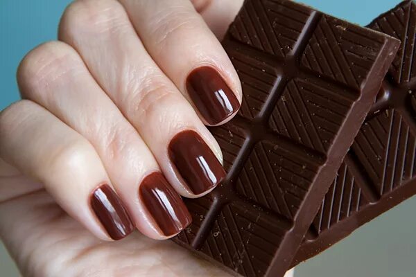 Лак шоколад. Шоколадные ногти. Маникюр горячий шоколад. Маникюр шоколад. Маникюр шоколадный лак.