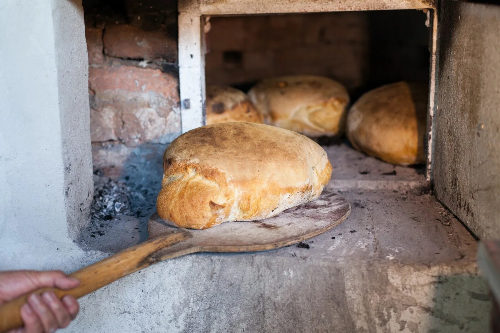 В риме умевший печь хлеб раб. Хлеб из печи. Молдавская печь для хлеба. Русская печь для хлеба. Украинская печь для выпечки хлеба.