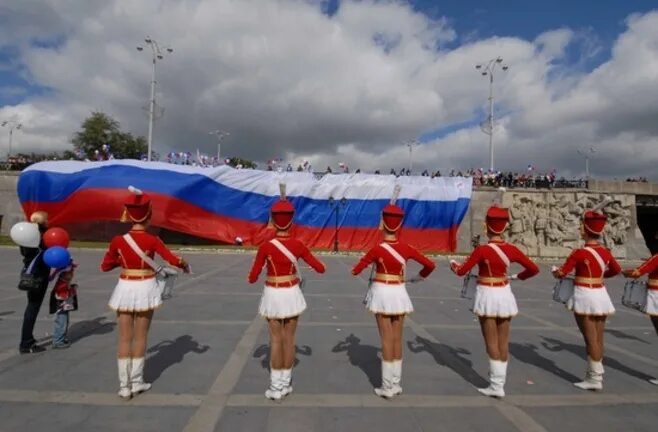 Костюм российского флага. День флага России. Фоторепортаж день России. Девушка с флагом России. 9 июня в рф