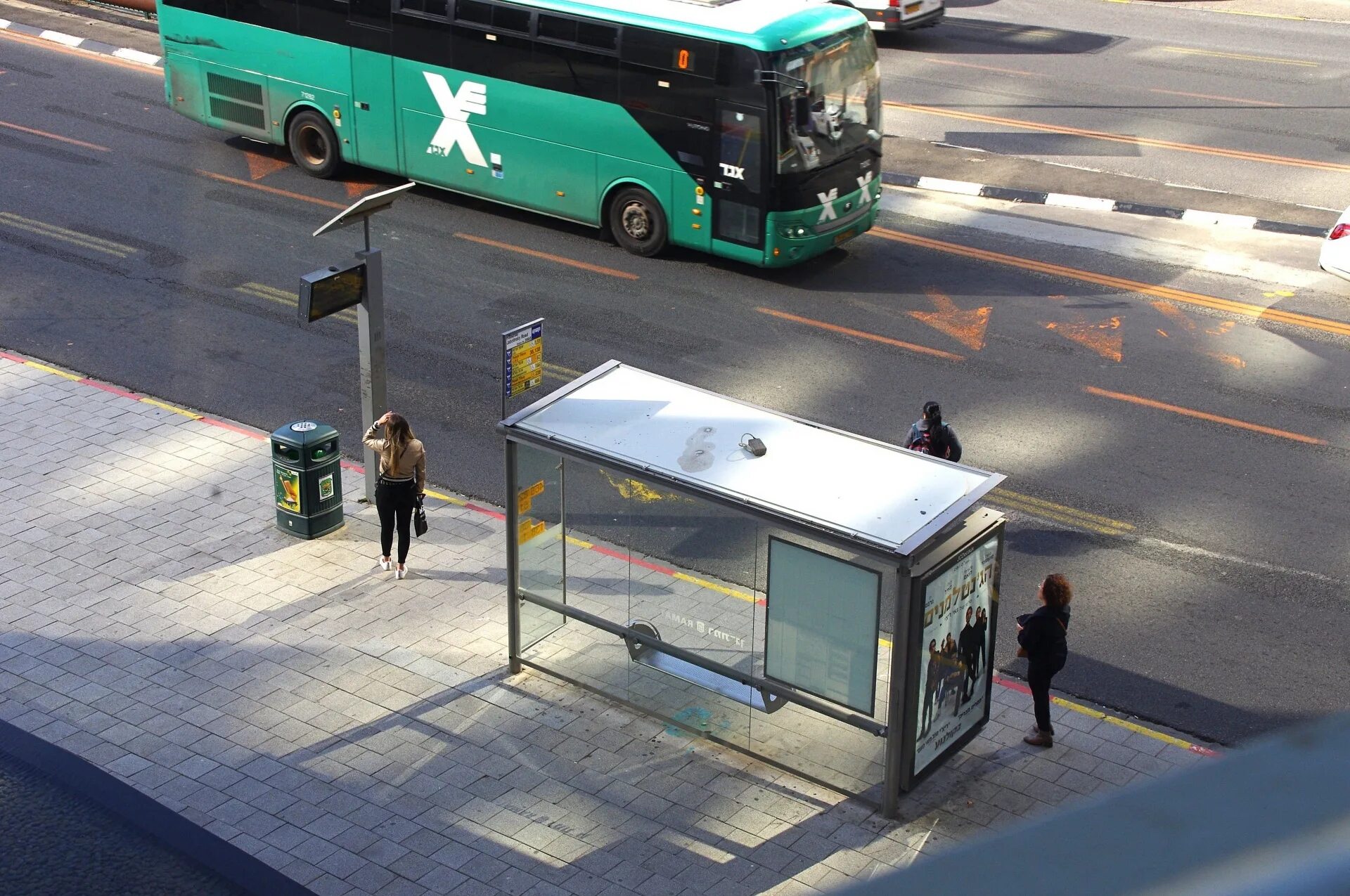 На автобусной остановке остановился автобус. Автобусная остановка. Современные остановки общественного транспорта. Bus stop – автобусная остановка. Автобусные остановки в Израиле.