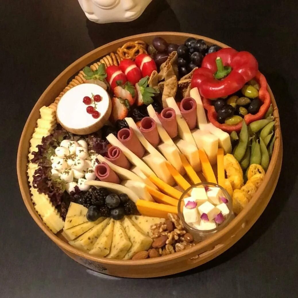Сервировка подноса. Тарелка с закусками. поднос для закусок. красивая тарелка с закусками. сервировка закусок.