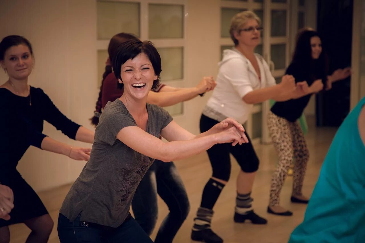 Групповые занятия танцами. Польза танцев для женщин. Стэп дэнс. Зумба протвино. Зумба групповые занятия.