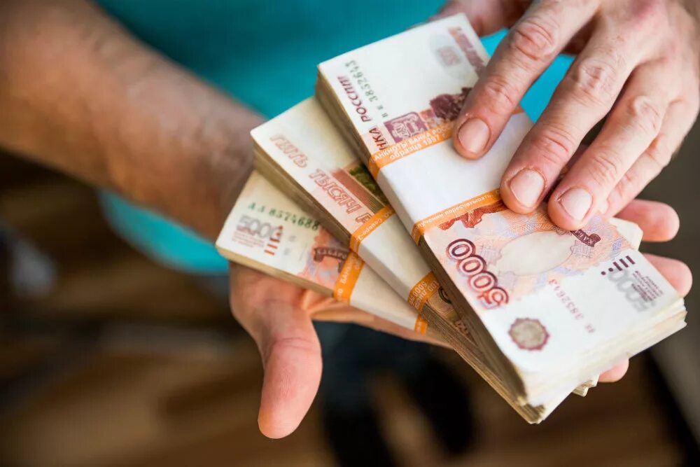 Сто тысяч рублей купюра. Куча российских денег. Дарим 100000 рублей. Заработок в интернете. Как заработать в интернете.