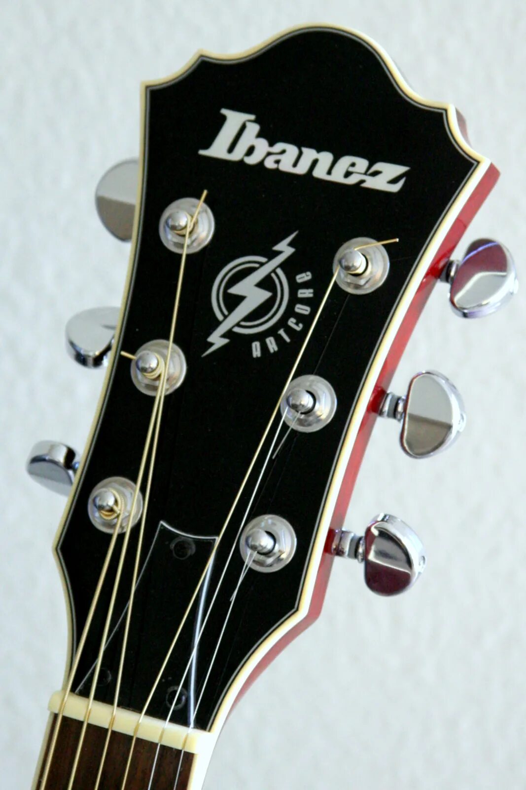 Fender, Gibson и Ibanez. Марка электрогитары Ибанез. Ibanez headstock. Ibanez Gibson.