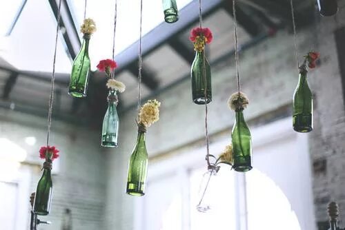 Подвесить бутылку. Люстра из бутылок стеклянных. Веревка на бутылке. Люстра из бутылок. Декорирование стеклянных бутылок.