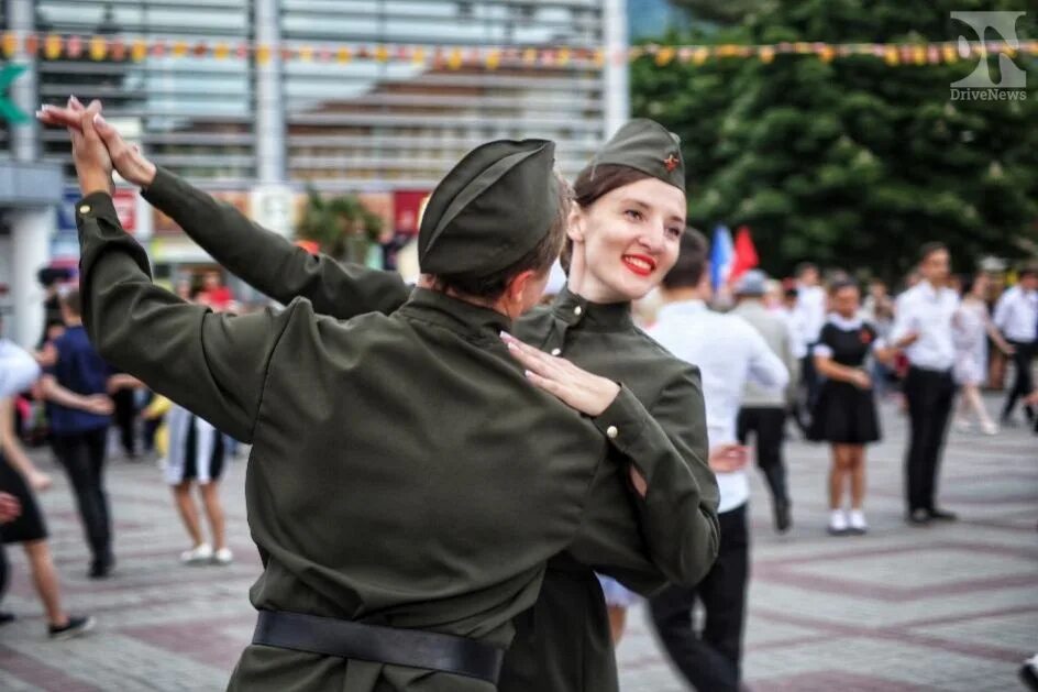 Вальс победы светлый вальс. Вальс Победы. Майский вальс. Победный вальс. Фотосессия вальс Победы.