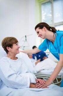 Врач успокаивает пациента