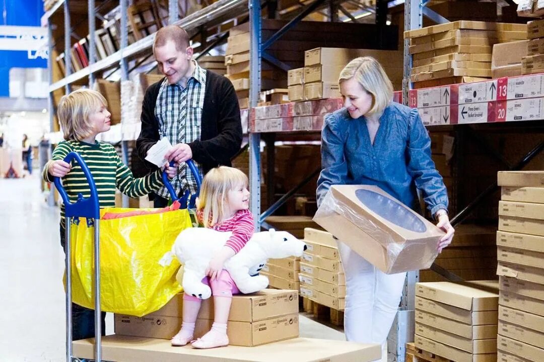 Реклама икеа 2022. Покупатель в строительном магазине. Ikea люди. Пустая икеа. Икею покупают.