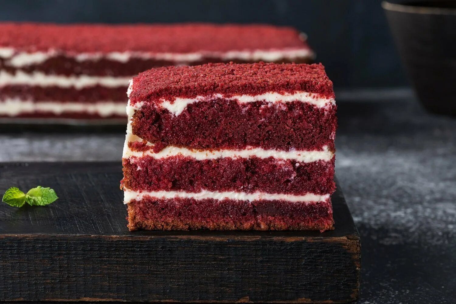 Характеристика красного бархата. Красный бархат с вишневым конфи. Red velvet торт. Торт красный бархат гулливер. Мирель красный бархат.