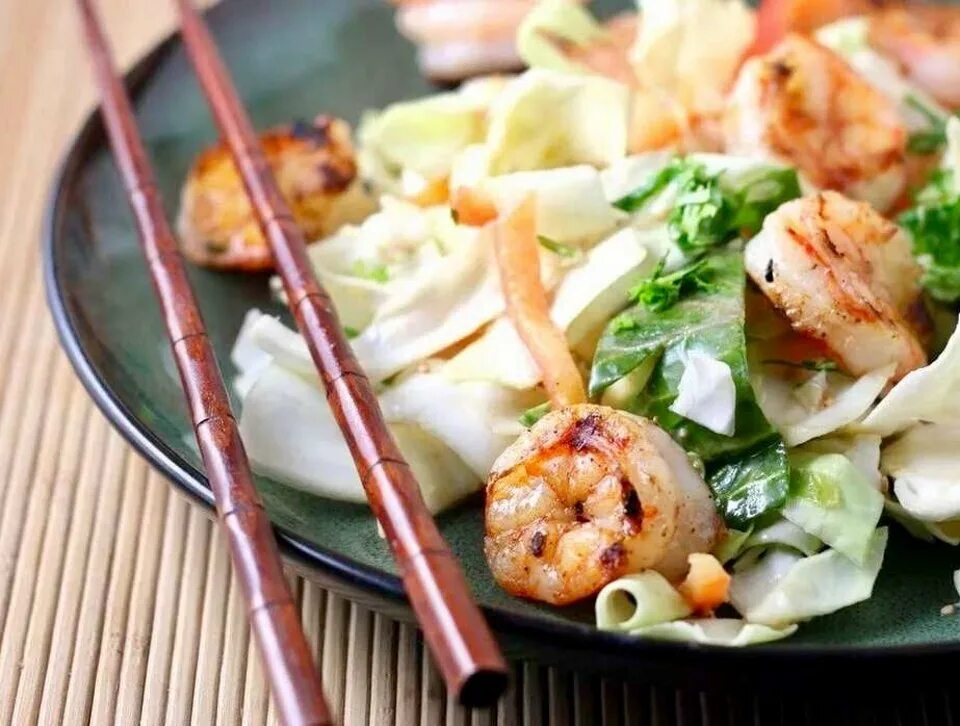 Китайский салат с морепродуктами. Салат из пекинской капусты с креветками. пекинская капуста с креветками. салаты японской кухни с креветками. японский салат.