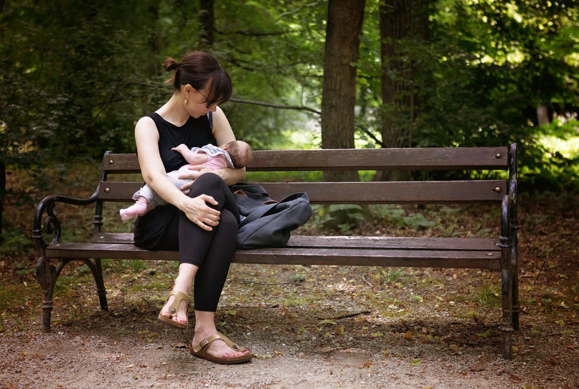 Сяду к маме на колени. Мамы на скамейке в парке. Женщина сидит на лавочке. Девушка плачет на скамейке в парке. Сидя на скамейке.