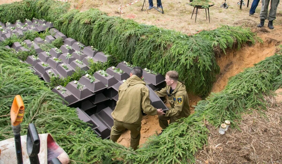Захоронение военнослужащих. Могила перезахоронение.