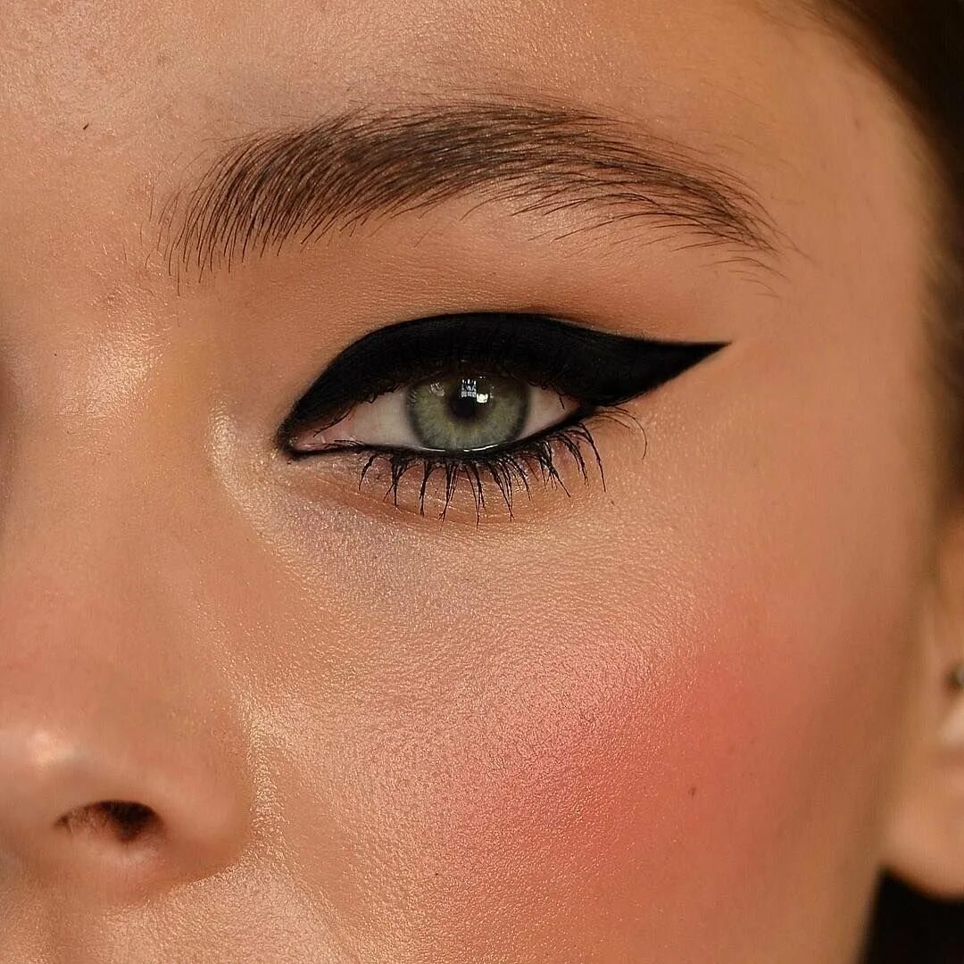 Black eyeliner. Длинные стрелки на глазах. Стрелки макияж. Широкие стрелки.