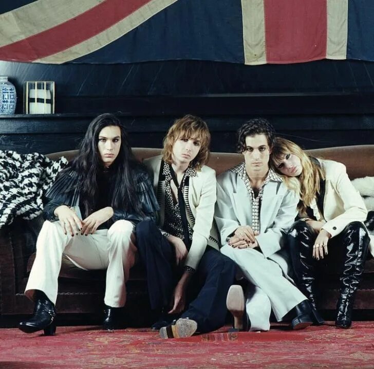 Maneskin honey перевод. Maneskin. maneskin виик. итальянская рок группа. эстетика maneskin.