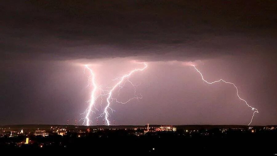 молния бьет. удар молнии в лэп. 3 удара молнии. 3 удара молнии. мощные удары молнии.
