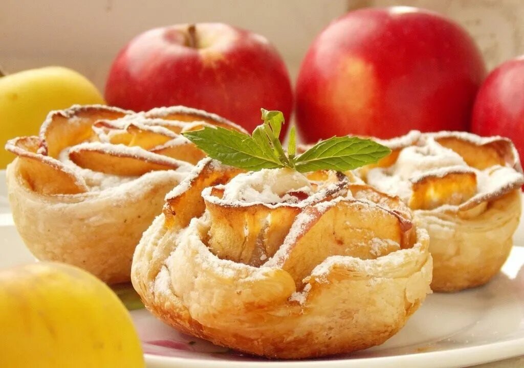 Рецепт начинки из свежих яблок. Яблоки в слойке. Корзиночки с яблоками. Яблоки запеченные в слоеном тесте. Яблоки запеченные в тесте.