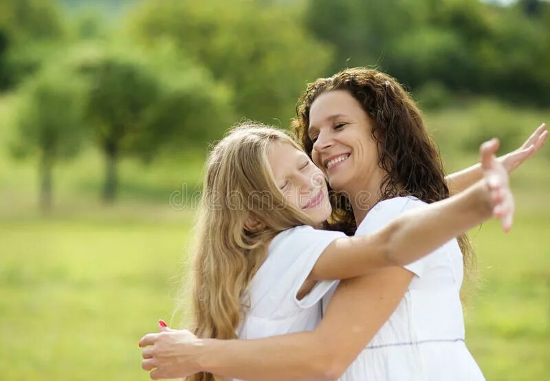 Мама и дочка hugging. Мама и дочь объятия. Hugging daughter at Funeral. Teenage daughter