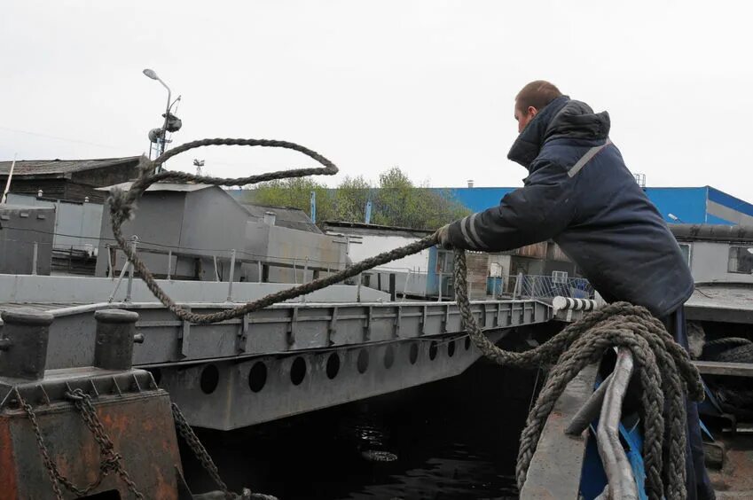 Баржа салехард сумкино. Пришвартованная баржа. Присасывание судов. Volgoneft 38 судно. Пришвартованная баржа.