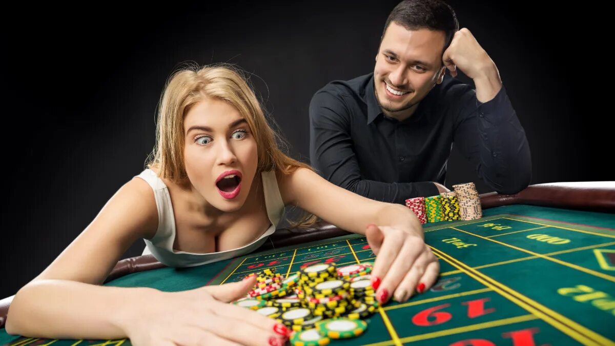 Две пары играют на раздевание