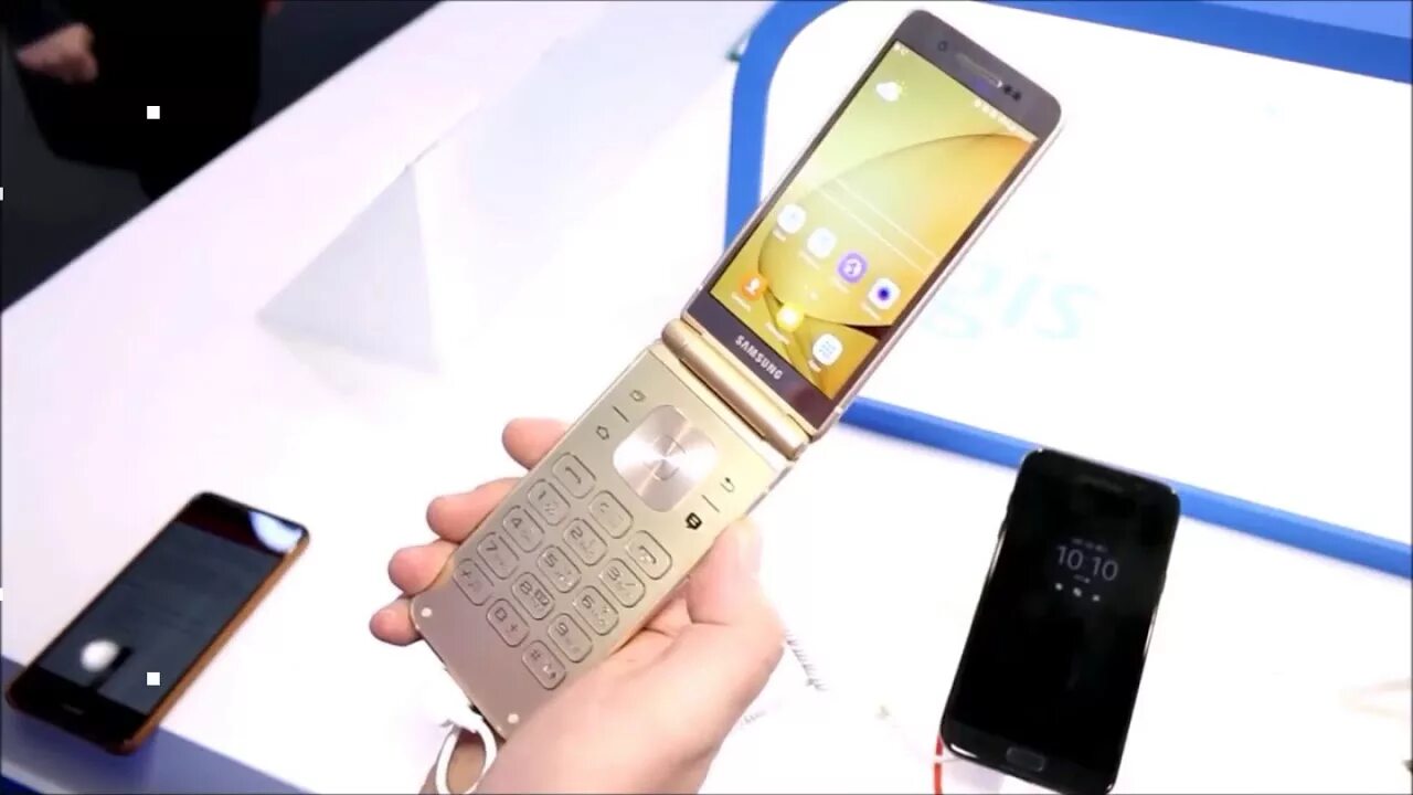 Смартфон-раскладушка samsung 2020. Samsung w2019. Новый самсунг раскладушка 2020. Samsung galaxy z flip. Складной смартфон samsung galaxy z flip.