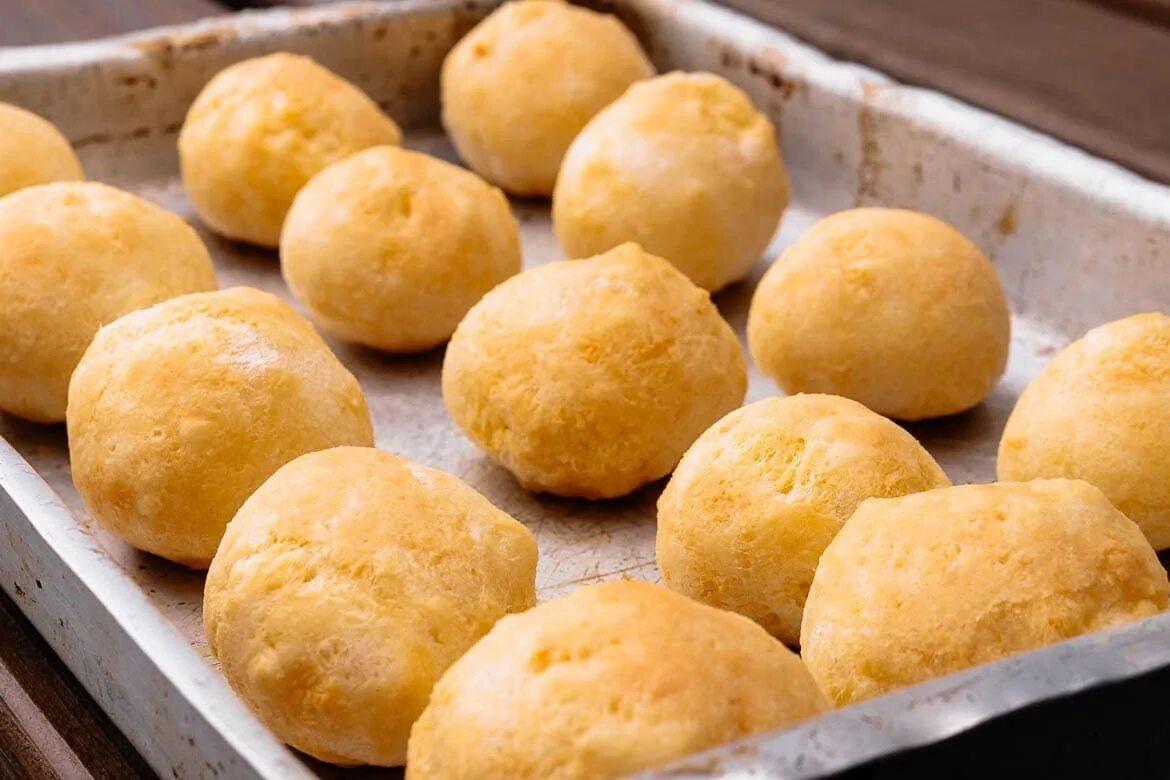 Bolinha de queijo slowed. Brazilian Cheese Bread. Сырные рулеты Pao de queijo. Кежо. Brazilian food Pao de qeur.