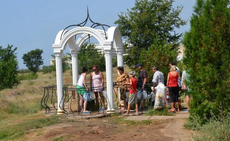 Погода по часам саках. Бювет в городе Саки. Саки. Бювет Минеральных вод. Крымская минеральная вода источник Саки. Старинный бювет Саки Крым.