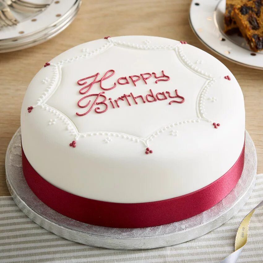 Рецепт для надписи на торте. Тортик с днем рождения. Торт с надписью. Надпись на торте с днем рождения. Белый торт на день рождения.