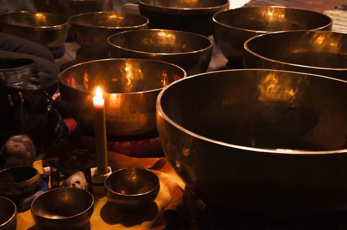 Тибетские поющие чаши. Звуковибрационный массаж тибетскими чашами. Звуковая медитация тибетские чаши. Звукотерапия с тибетскими чашами. Массаж тибетскими чашами.