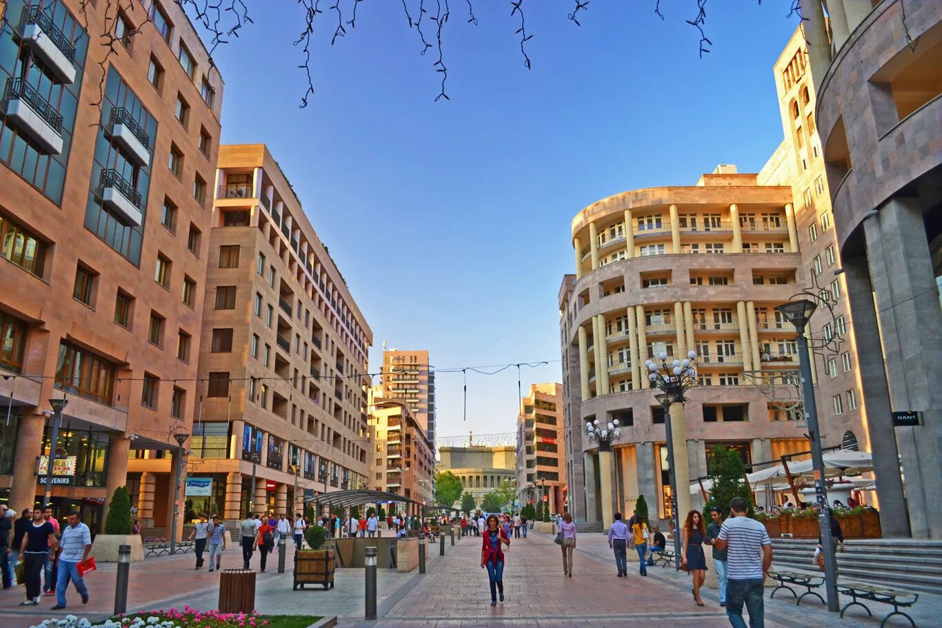Вечерний ереван улица абовяна. Street armenia. Street armenia. Арарат (город, армения) улица ханджяна. Ереван улица аргутяна.