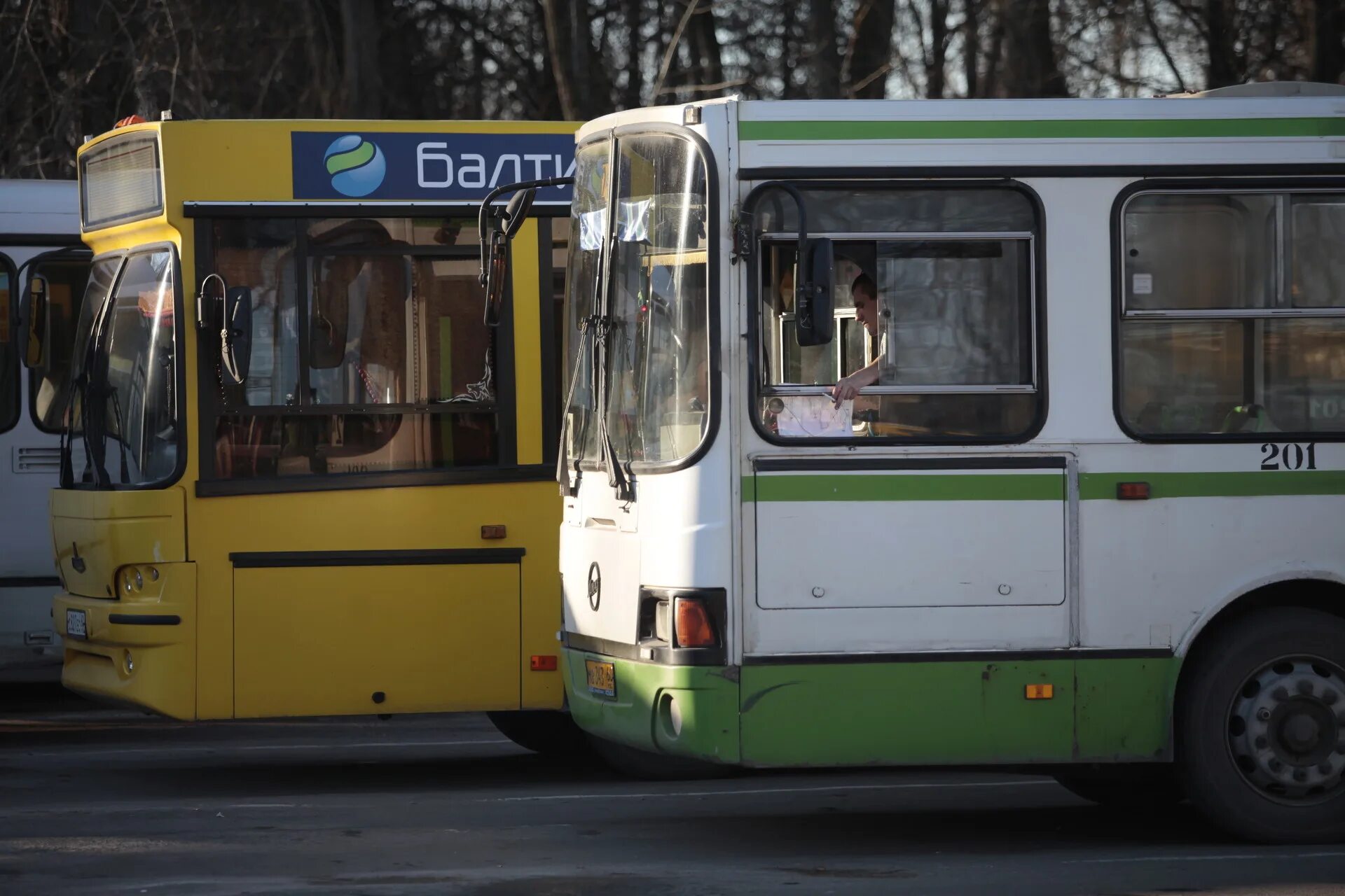 Автобусный парк Псков. Городские автобусы Псков. Автобус Псков. Гармошка на автобусе Псков.