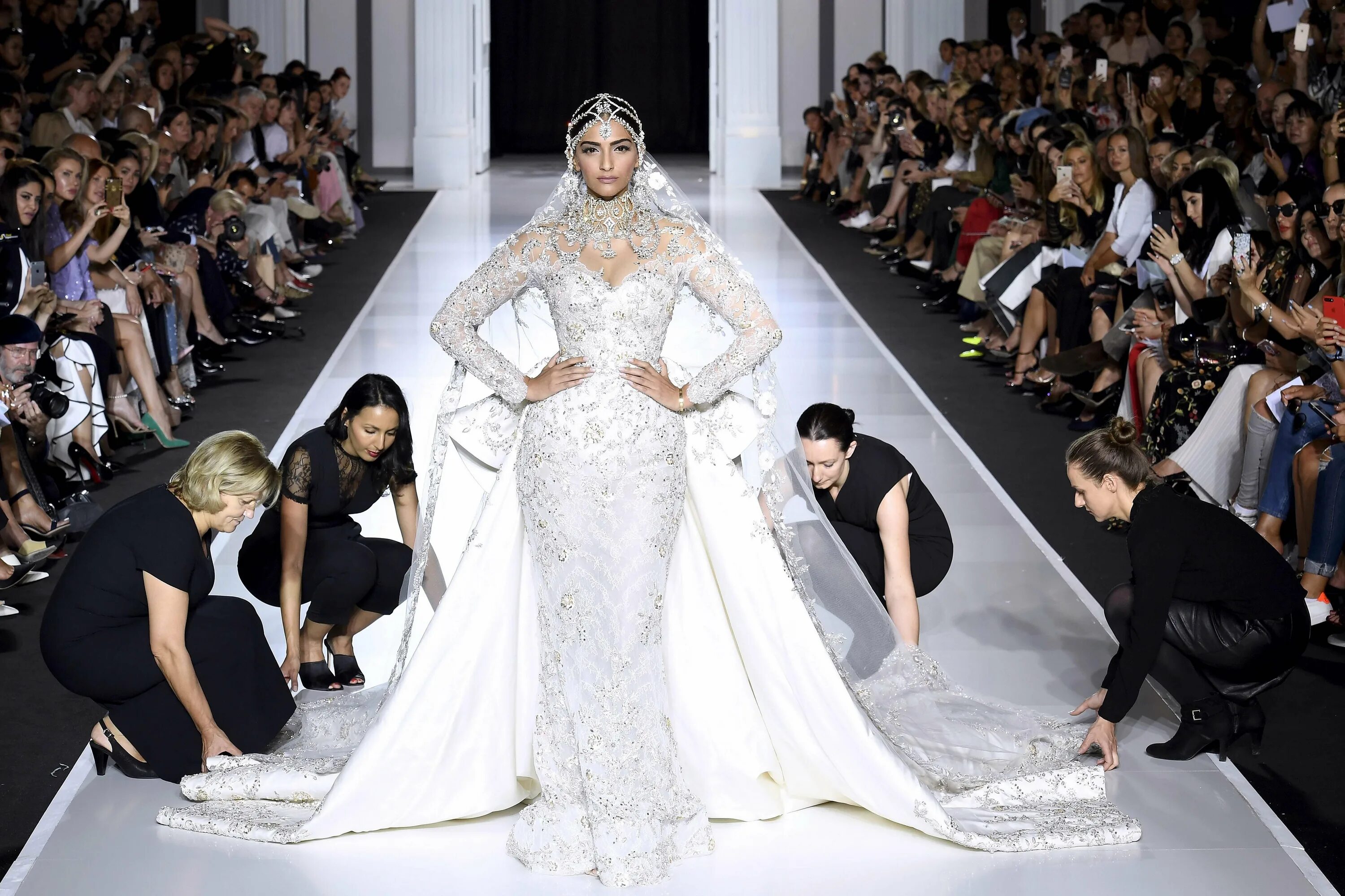 Мода 2023. Ralph and Russo платья. Свадебные платья Haute Couture 2021. Свадебное платье подиум. Показ свадебных платьев.