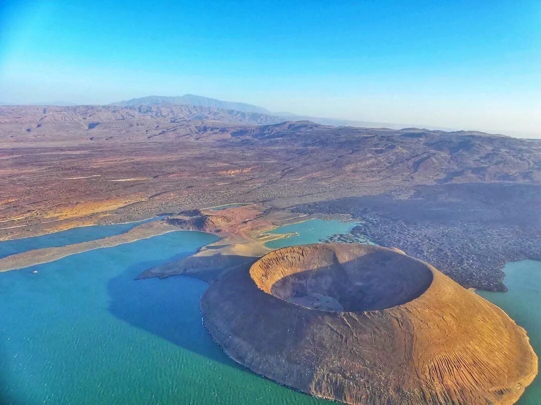 Озеро которое не относится к африке. Кратер Набийотум, Кения.. Озеро Туркана Кения.