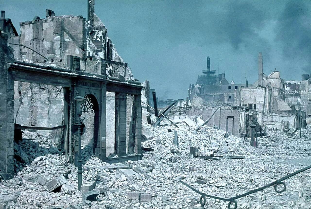 Роттердам 1940. Роттердам вторая мировая. Бомбардировка Роттердама. Роттердам после бомбежки немцами.