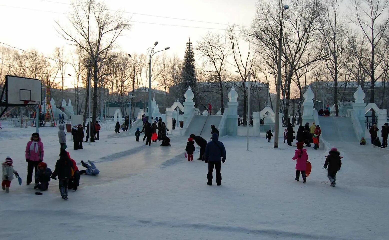 горки в абакане 2023. черногорский парк абакан зимой. каток черногорск. парк черногорск каток. каток дубки тимирязевская.