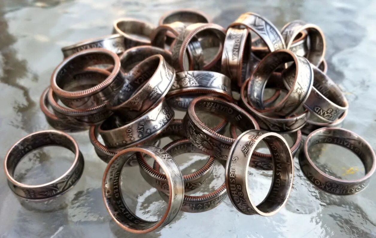 Из какого металла сделаны кольца. Кольцо из монеты обручальное. Старинное кольцо из монеты. Перстни из старых монет. Кольцо из юбилейной монеты.