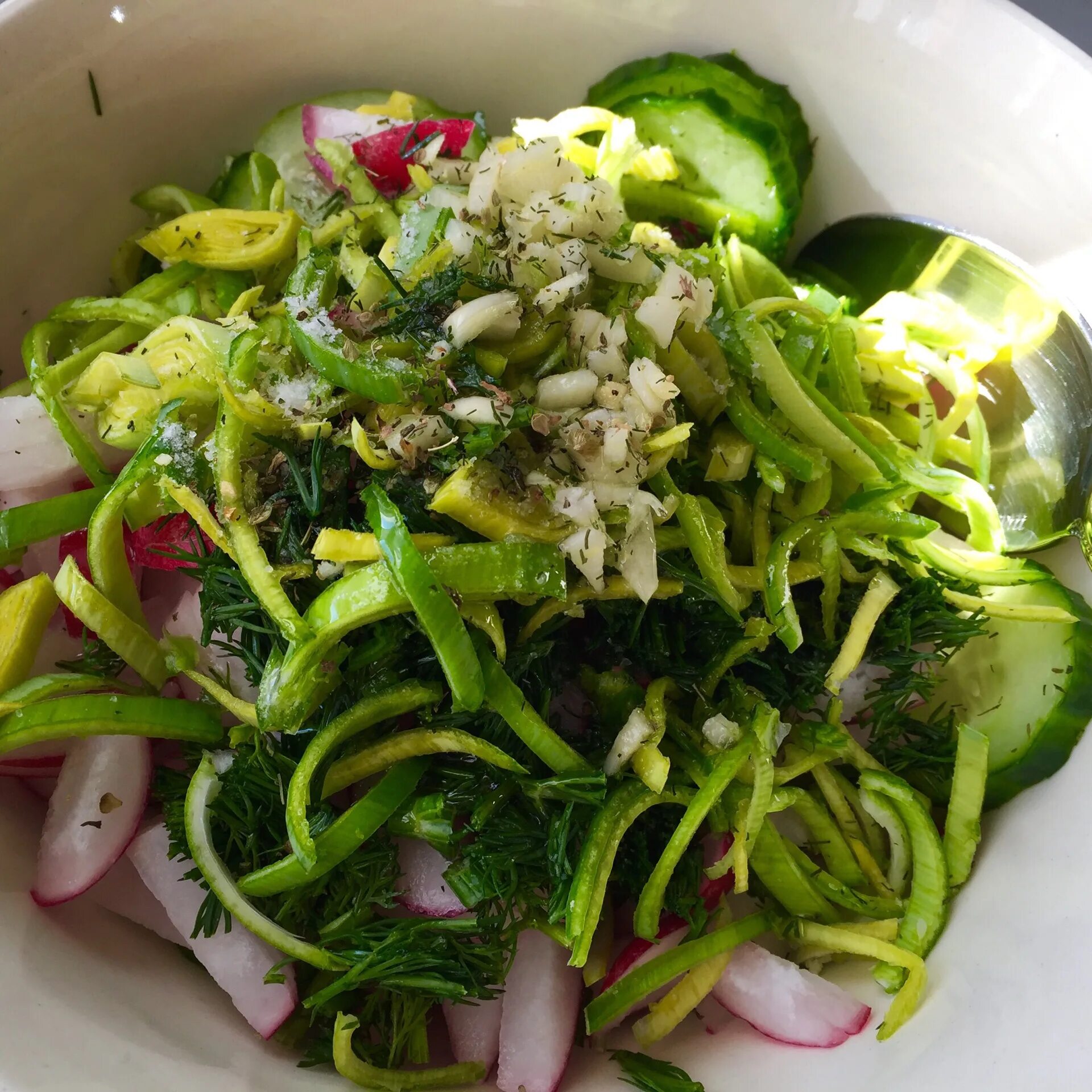 Kitajskij ogurechnij Salad. Салат огурцы с луком. Экзотические салаты с огурцами. Салат огурцы лук укроп.