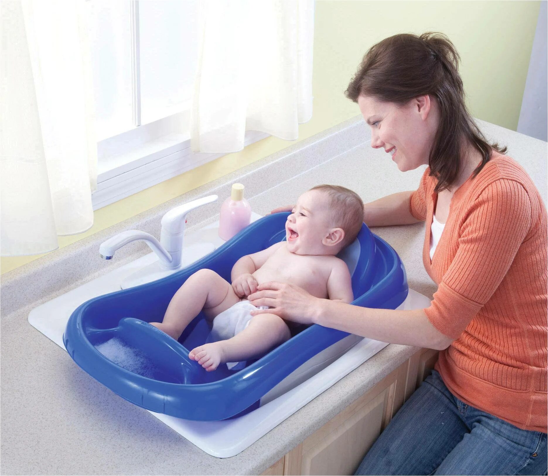 Ванночка puj tub. Купание новорожденного первый раз. Купание новорожденного ребенка. Первое купание новорожденного овп. Температура воды для купания грудничка.