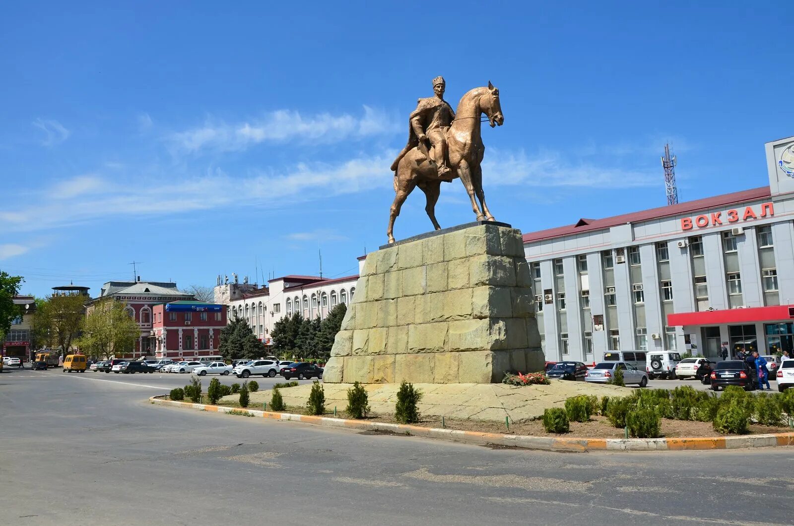 Памятник Махачу Дахадаеву в Махачкале. Памятник Махачу Дахадаеву. Махач Дахадаев памятник. Махач Дахадаев вокзал и памятник в Махачкале. Махачкала георгиевск