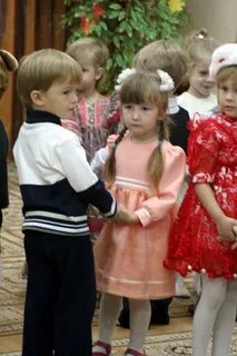 Мальчики приглашают девочек