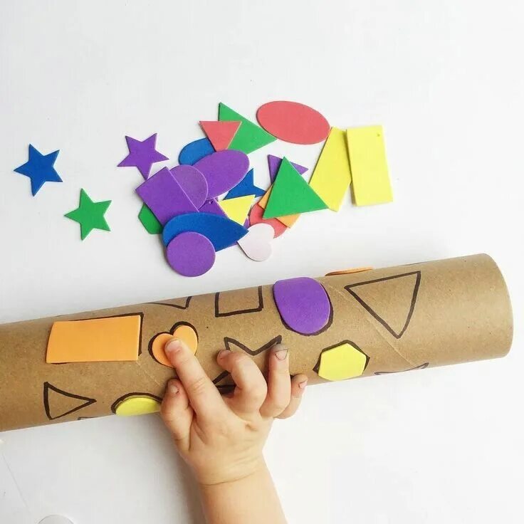 Идеи для 1 игры. Поделки с геометрическими фигурами для малышей. Творческое занятие для детей 3-4. Игры с втулками для малышей. Пенал с геометрическими фигурами для дошкольников.
