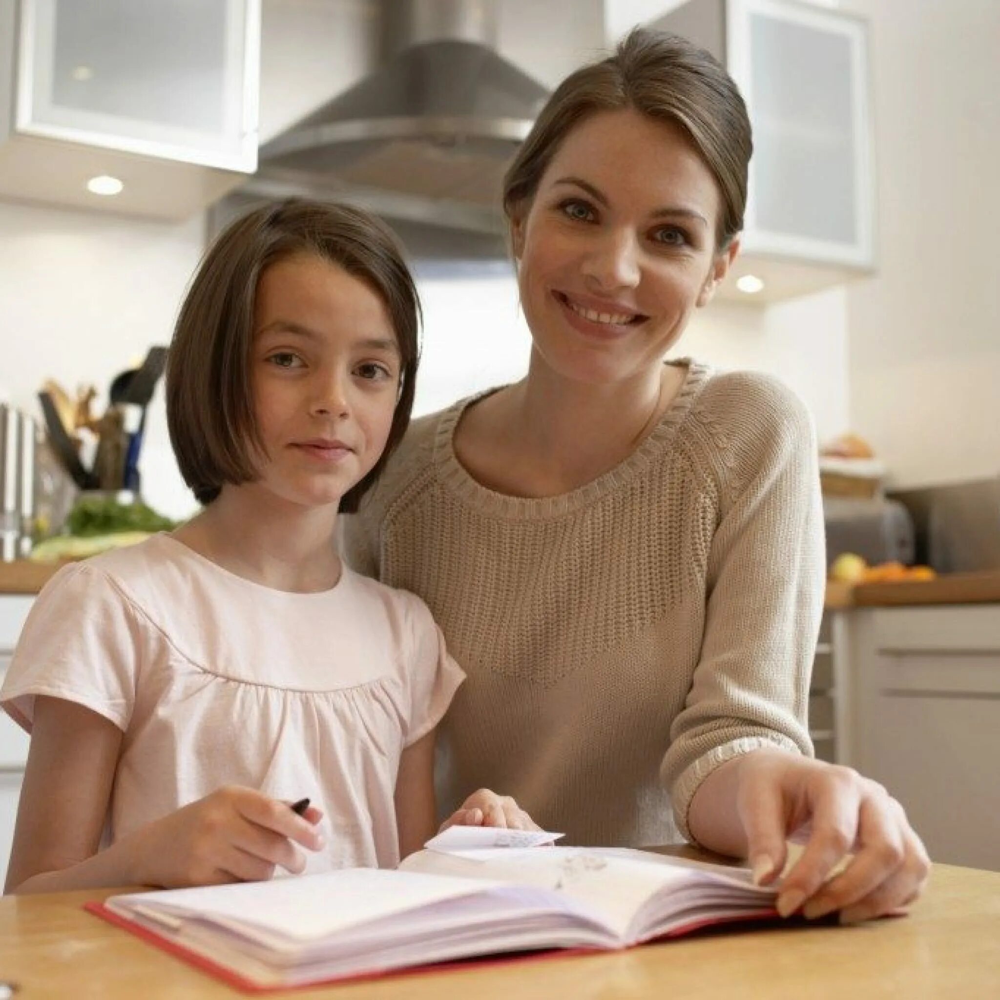 Нянь гувернер. Нянька девушка. Няня красивая девушка. Гувернантка для ребенка в спб. Гувернантка домашний педагог.