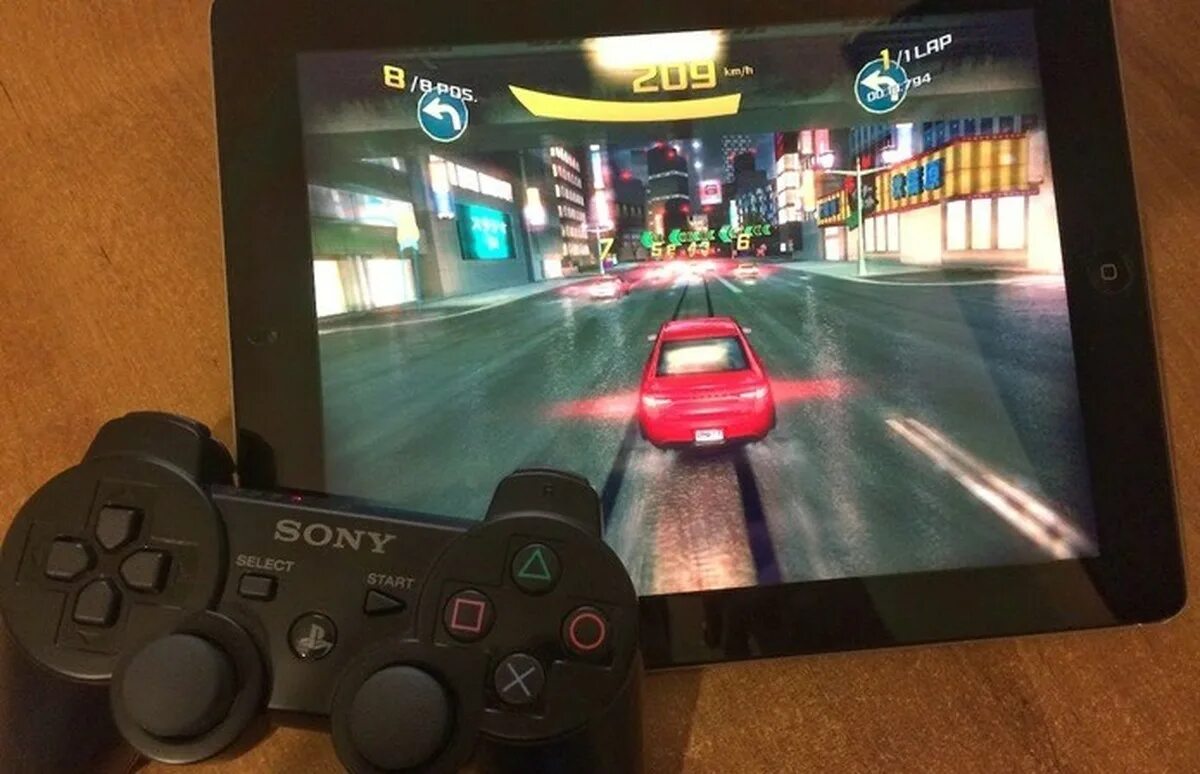 Как запустить джойстик. Sony PLAYSTATION 3 IPAD. Sony PLAYSTATION ps3 p791. Игра на ps3 с контроллером. Джойстик ps3 и монитор.