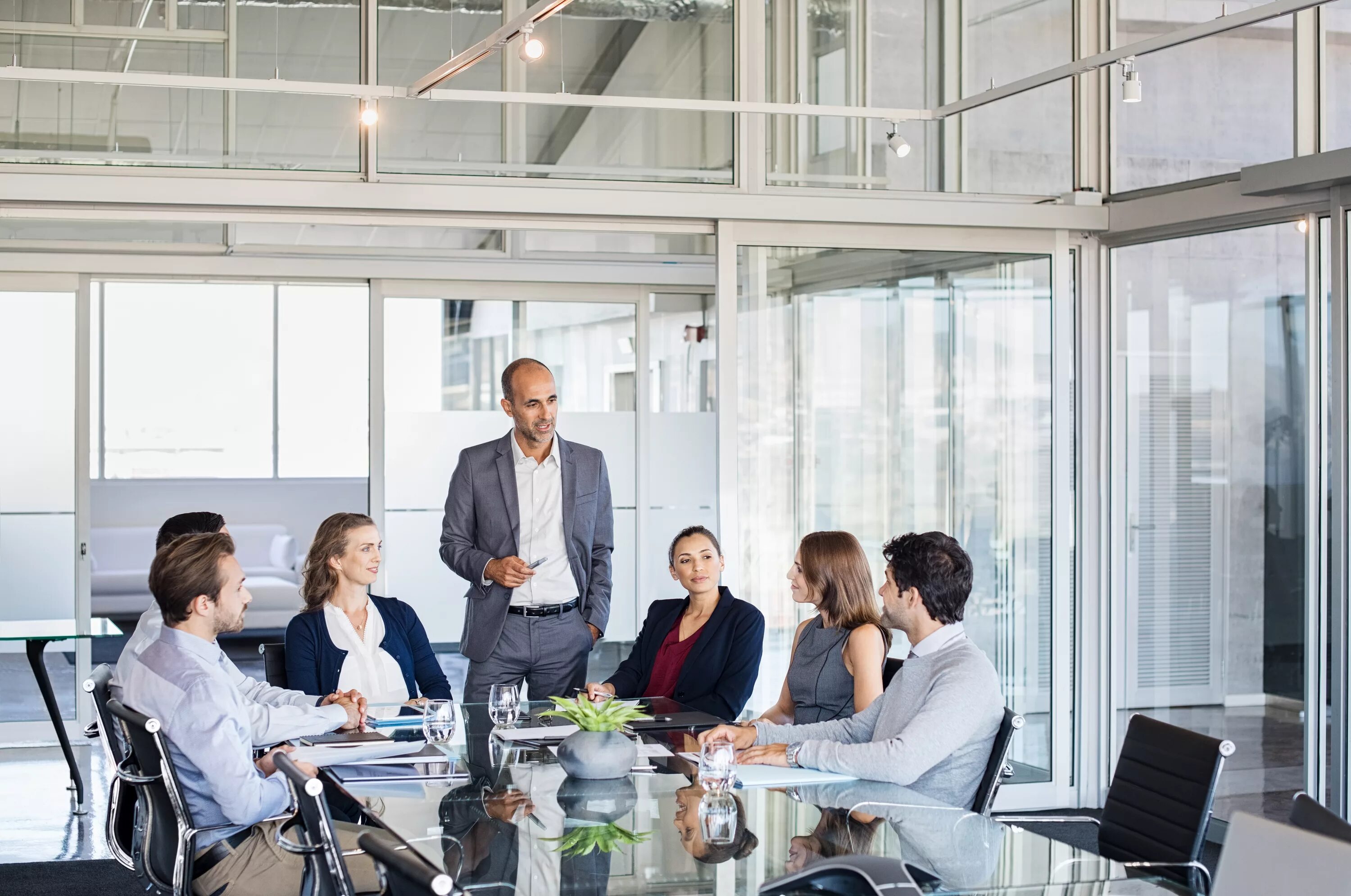 Holding a meeting. Совещание. Деловая встреча. Люди на совещании. Современный офис с людьми.