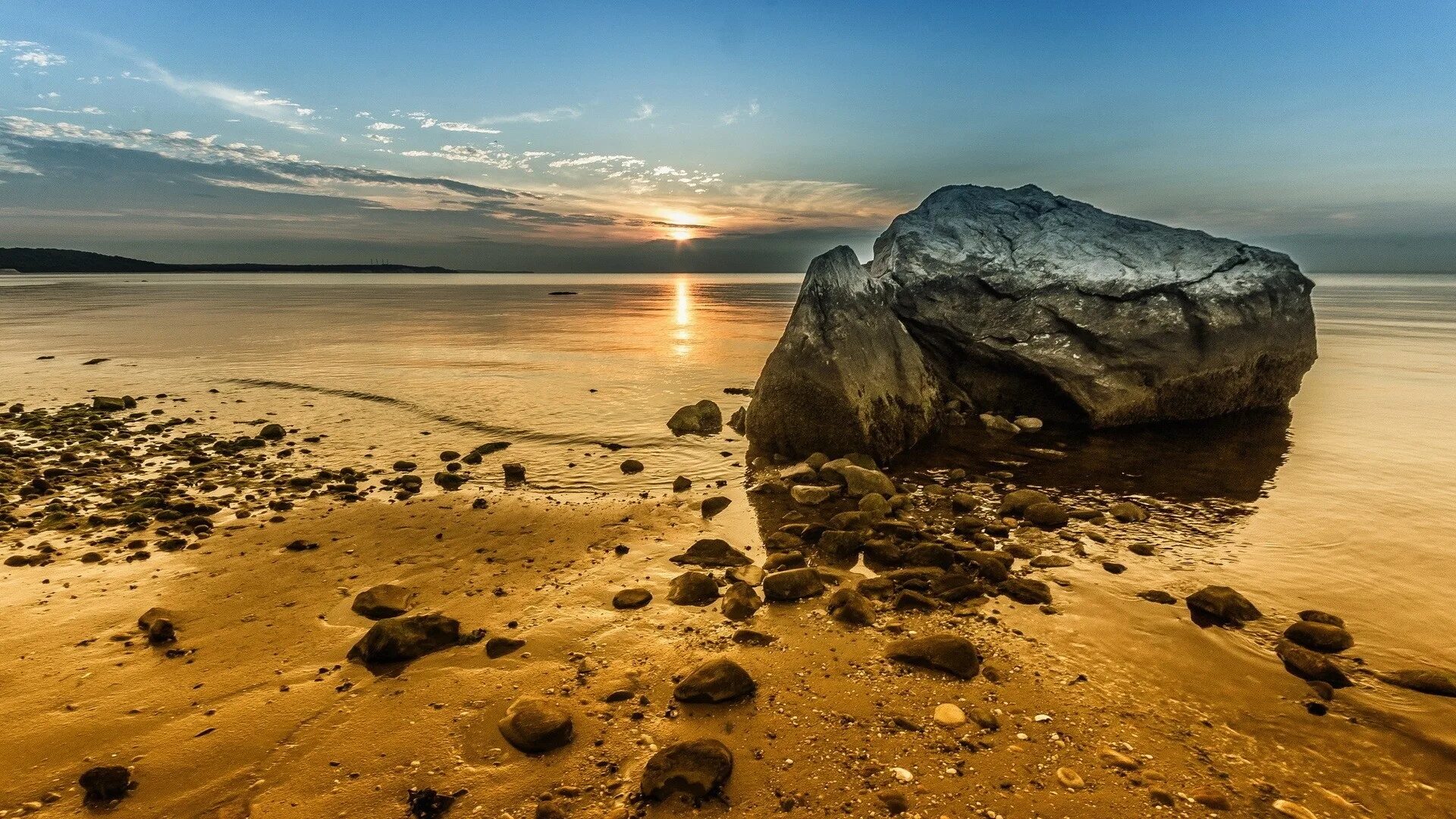 Камни солнца и луны. Камни на берегу моря. Валуны на берегу моря. Камни на побережье. Прибрежные камни.