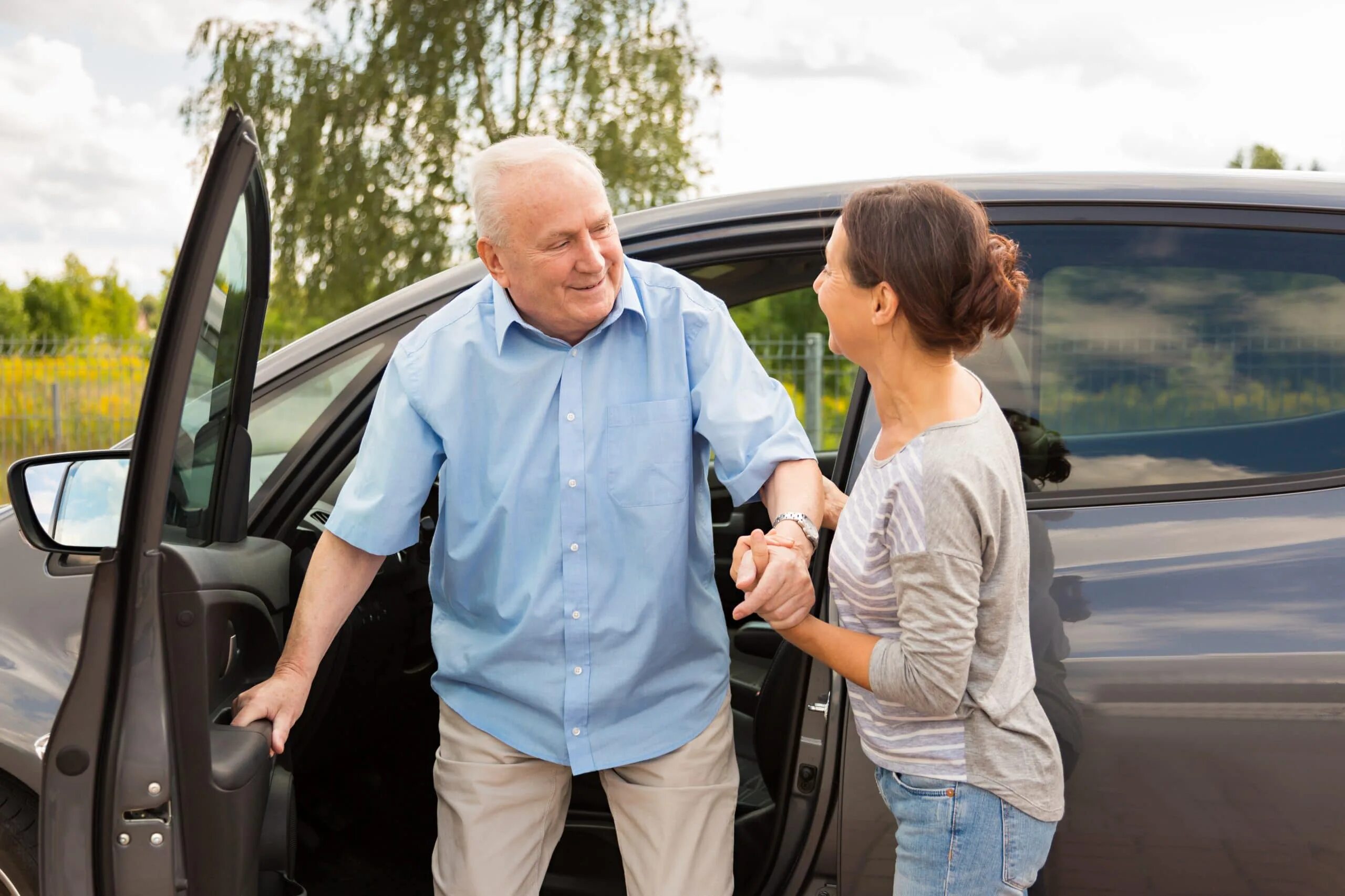 Мужчина опекун. Help with the car. Help a Senior Citizen. Citizen Transportation. Unrully passangers.